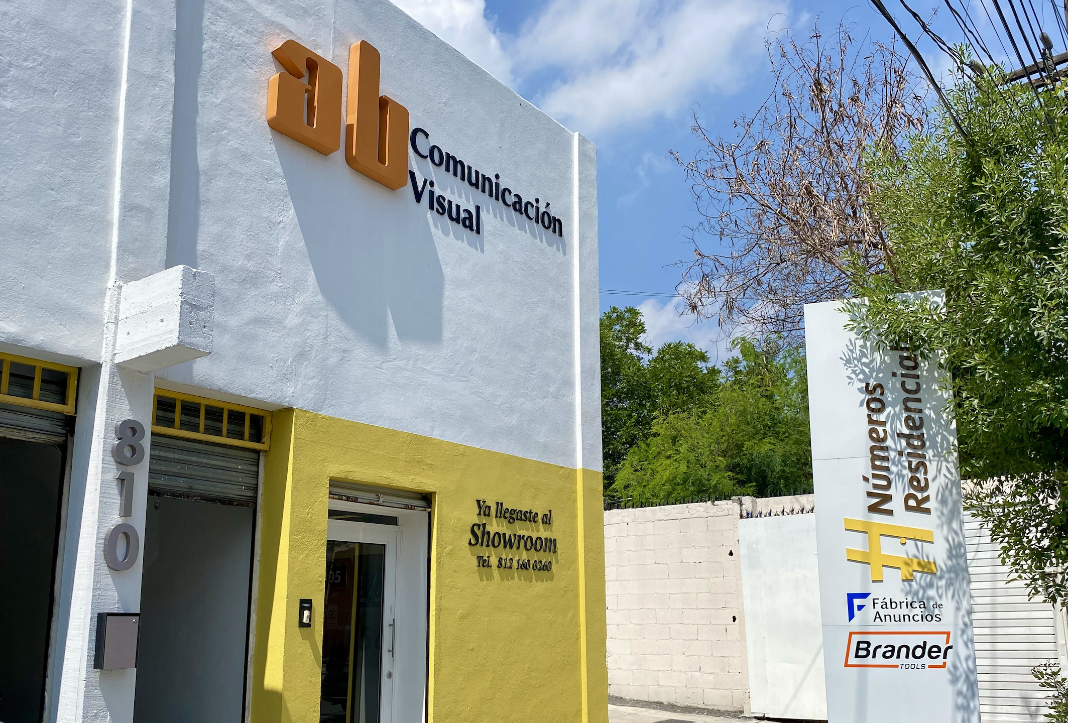 Fotografía de fachada con logotipos AB Comunicación Visual y Números Residenciales